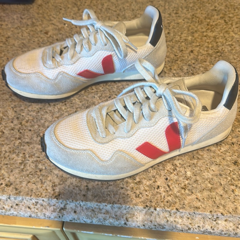 Ladies sneakers size 39